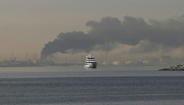 ذا كونفرزيشن || استهداف إيران للمطارات والموانئ والفنادق يدفع دول الخليج إلى خطوط مواجهة لا تريدها