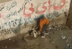 فيديو || عامل نظافة يُغطي طفلاً من برد الشارع بالإسكندرية