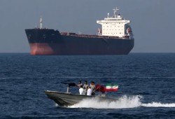 التوتر في مضيق هرمز يزداد رغم مرافقة السفن الأمريكية ناقلات النفط