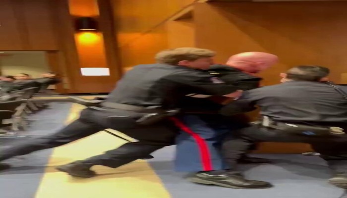 فيديو || “لا أحد يريد الموت من أجل إسرائيل”.. جندي مارينز يُسحل وتكسر يده بجلسة في مجلس الشيوخ الأمريكي