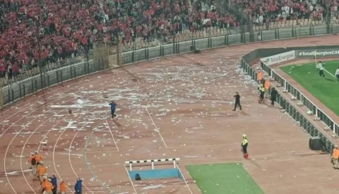 عقوبة الكاف بإيقاف جماهير الأهلي مباراتين بدون جمهور تفتح ملف المدرجات في مصر.. العسكر يطارد الأعلام الفلسطينية ويتجاهل فوضى الملاعب
