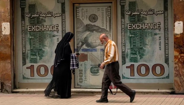 "السيسي"  يتسلم 2.3 مليار دولار من صندوق النقد.. هل تكفي لستر هشاشة الاقتصاد المصري؟