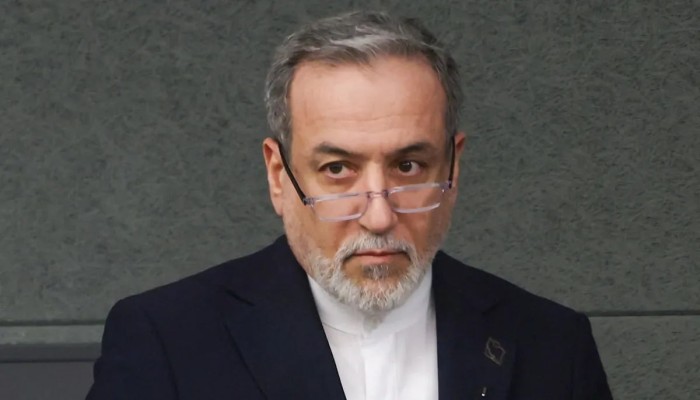 مستعدون لمواجهة "غزو بري" أميركي محتمل.. وزير الخارجية الإيراني يلوّح بهرمز ويرفض التفاوض مع استمرار الهجمات