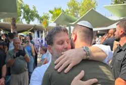 إصابة نجل وزير المالية الإسرائيلي في هجوم على الحدود اللبنانية