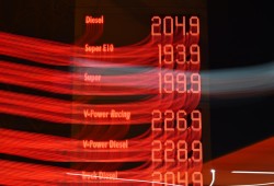 الحكومة تتهيأ لتمرير فاتورة الحرب إلى المصريين.. شبح زيادة الوقود يعود مع قفزة النفط