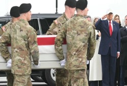 فيديو|| استقبال ترامب جثث الجنود الأمريكيين العائدين من  إيران