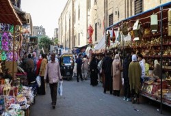 تراجع الجنيه وخروج الاستثمارات يضغطان على الاقتصاد المصري.. أزمة نقد أجنبي تتفاقم بالسوق المحلي