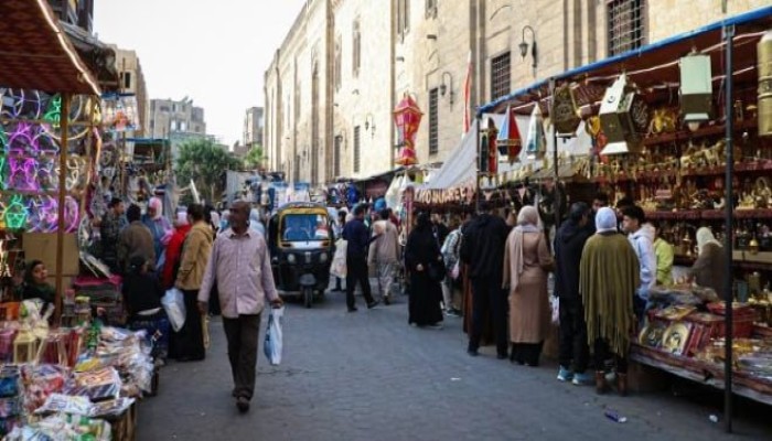 تراجع الجنيه وخروج الاستثمارات يضغطان على الاقتصاد المصري.. أزمة نقد أجنبي تتفاقم بالسوق المحلي