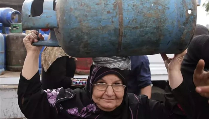 اسطوانة الغاز تتجاوز 300 جنيه.. و"السيسي" يلتزم التطمينات رغم شكاوى المصريين