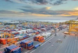 توقف شبه كامل لحركة التجارة بين مصر ودول الخليج عبر الموانئ البحرية.. مصاريف الشحن تقفز 300%