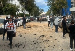 الجيش الصهيوني يوسّع إخلاء السكان من تل أبيب ويحظر النشر والتوثيق بعد سقوط صواريخ إيرانية انشطارية