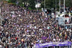 فيديو || عشرات الآلاف يتظاهرون في إسبانيا مطالبين بإنهاء الحرب على إيران