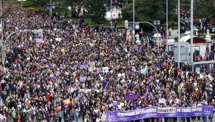 فيديو || عشرات الآلاف يتظاهرون في إسبانيا مطالبين بإنهاء الحرب على إيران