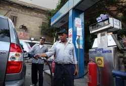 زيادات الوقود والكهرباء تقترب.. حكومة تمهّد لجباية جديدة وتترك المصريين في مواجهة موجة غلاء أوسع بحجة الحرب