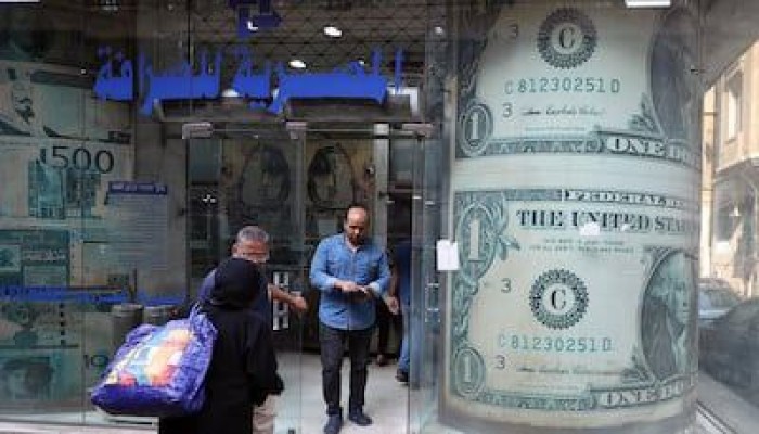 ذا ناشيونال || خروج الاستثمارات الأجنبية يدفع الجنيه المصري إلى أدنى مستوى رسمي في تاريخه