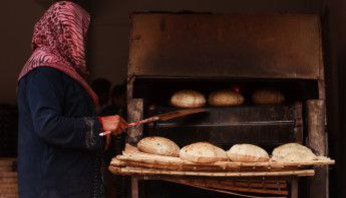 مصر تُبقي دعم الخبز وترفع أسعار الوقود وسط أزمة الطاقة العالمية