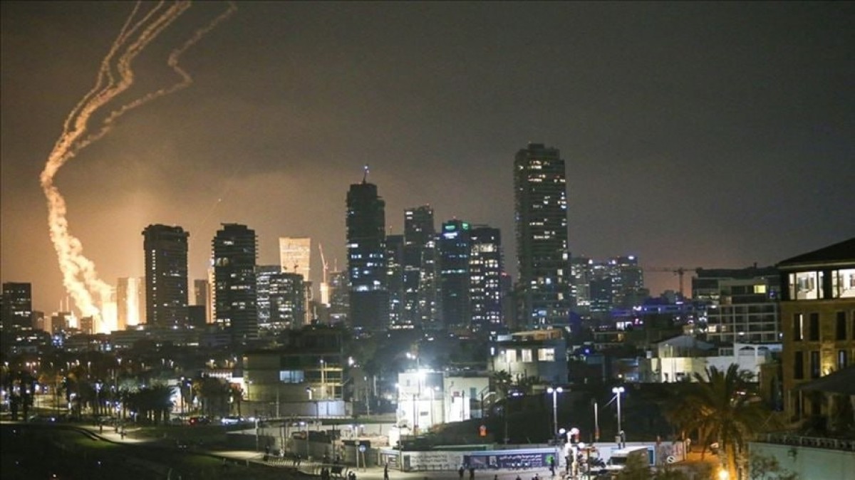 غارات إسرائيلية على الضاحية الجنوبية.. وحزب الله يطلق عشرات الصواريخ نحو الأراضي المحتلة