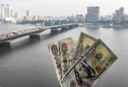 انهيار الجنيه: الدولار يخنق مصر عند 53 جنيهاً بسبب هروب المستثمرين من فشل الحكومة