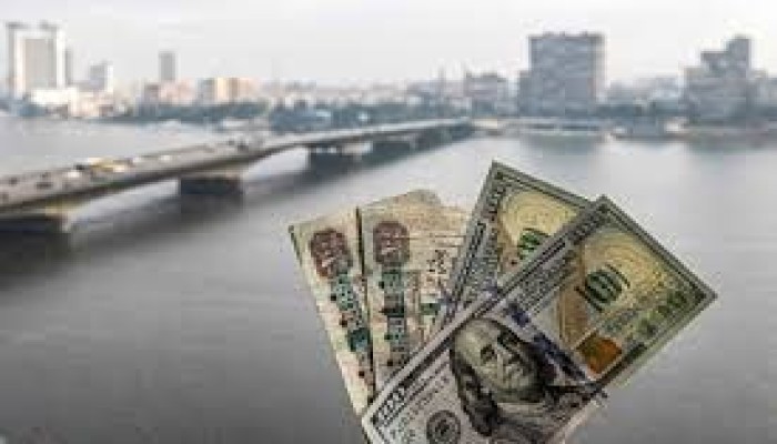 انهيار الجنيه: الدولار يخنق مصر عند 53 جنيهاً بسبب هروب المستثمرين من فشل الحكومة
