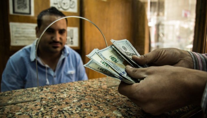 تحويلات المصريين في مهب الريح.. هل يدفع المغتربون فاتورة فشل حكومة السيسي؟؟