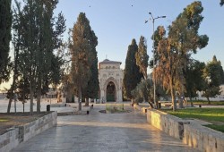 لأول مرة منذ احتلاله في 1967.. إغلاق أبواب الأقصى ومنع صلاة الجمعة في ظل غيبوبة العرب والمسلمين!!