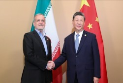 إيران تشترط الدفع باليوان الصيني لعبور النفط من "هرمز".. هل تحاول طهران الزج بالصين في الحرب؟