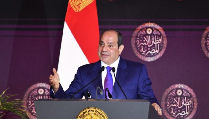 للضحك على عقول المصريين... السيسي يبرر رفع أسعار الوقود برفضه الاقتراض!!!