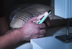 متى يجب عليك التوقف عن استخدام هاتفك قبل النوم؟