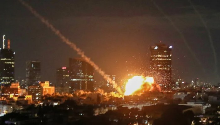 غارات إسرائيلية على طهران وصواريخ إيران تضرب تل أبيب صباح الإثنين