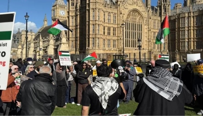 شاهد || احتجاجات أمام البرلمان البريطاني رفضًا لإغلاق المسجد الأقصى