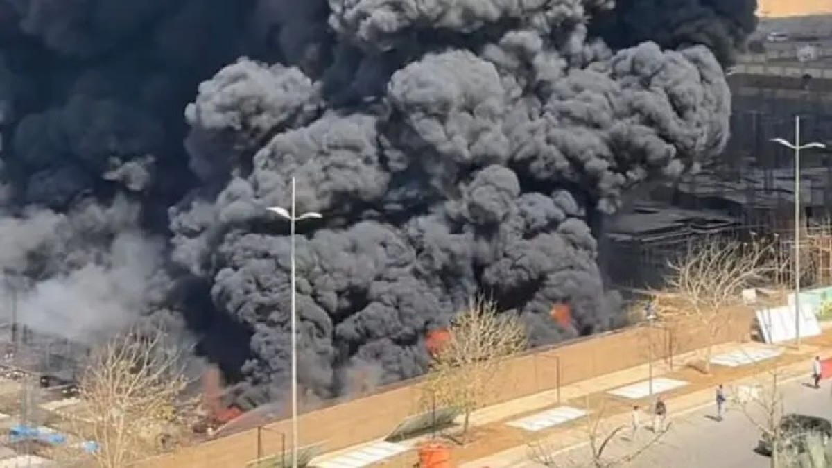 فيديو || حريق هائل يثير الذعر في كومباوند شهير بالقاهرة الجديدة