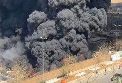 فيديو || حريق هائل يثير الذعر في كومباوند شهير بالقاهرة الجديدة