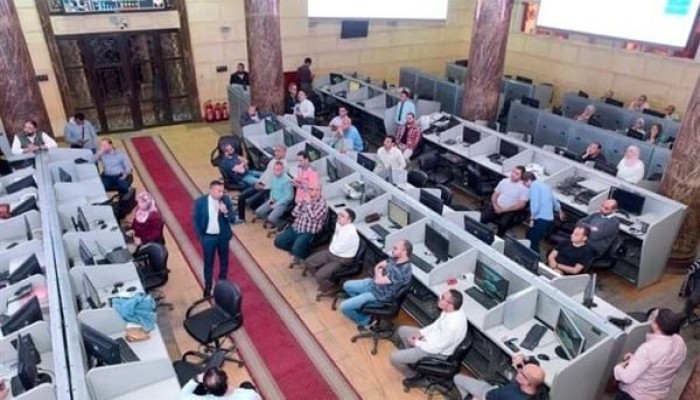 انهيار صفقات الشراء يربك حسابات البورصة المصرية ويكبدها 41 مليار جنيه.. وموجة بيع أجنبية تضرب المؤشرات