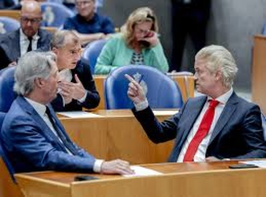 مقدم من "صاحب دعوة حرق المصحف".. البرلمان الهولندي يوافق على مقترح بحظر الإخوان المسلمين