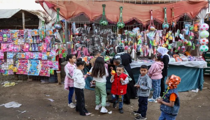 العيد تحت الحصار.. الغلاء يعيد تشكيل عادات المصريين ويدفع الفرح إلى الهامش