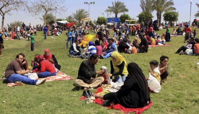 المتنزهات المجانية ملاذ العيد الأخير للفقراء في مصر