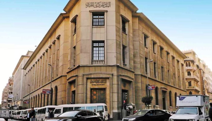 ضغوط الوقود والدولار ترفع توقعات تضخم مارس وتؤجل خفض الفائدة