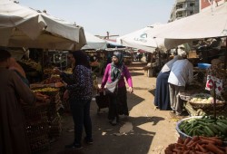 المعروض موجود لكن الجيب فارغ.. شلل بالأسواق المصرية في قلب موسم العيد