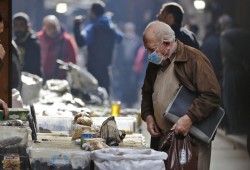 الطبقة الوسطى في مصر... تراجع مستمر وصعود صاروخي للفقر والعوز