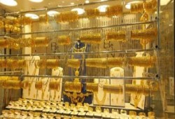 ذهب مصر خارج المسار العالمي: فجوة 327 جنيهًا وتباطؤ في الطلب رغم الهبوط الحاد دوليًا