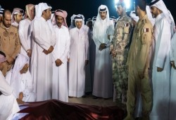 بالفيديو: أمير قطر يشارك في تشييع عسكري لضحايا المروحية وسط تعازي إقليمية