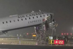 بالفيديو.. 4 مصابين جراء اصطدام طائرة بمركبة إطفاء في مطار بنيويورك