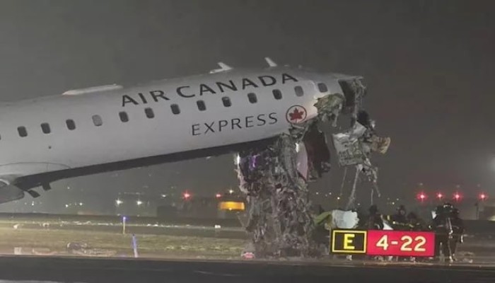 بالفيديو.. 4 مصابين جراء اصطدام طائرة بمركبة إطفاء في مطار بنيويورك