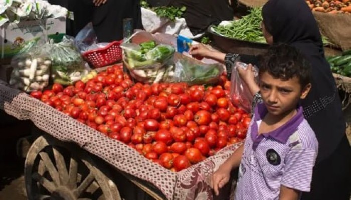 طماطم بـ 50 جنيهًا وغضب شعبي جارف.. السخرية من مصطفى بكري تكشف انفجارًا اجتماعيًا أوسع من أزمة خضار