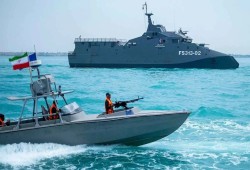 مسؤولون أمريكيون: إيران زرعت 12 لغمًا بحريًا في مضيق هرمز
