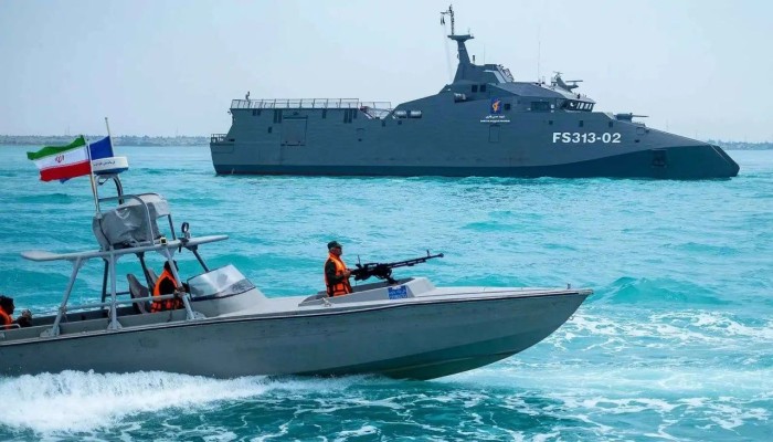 مسؤولون أمريكيون: إيران زرعت 12 لغمًا بحريًا في مضيق هرمز