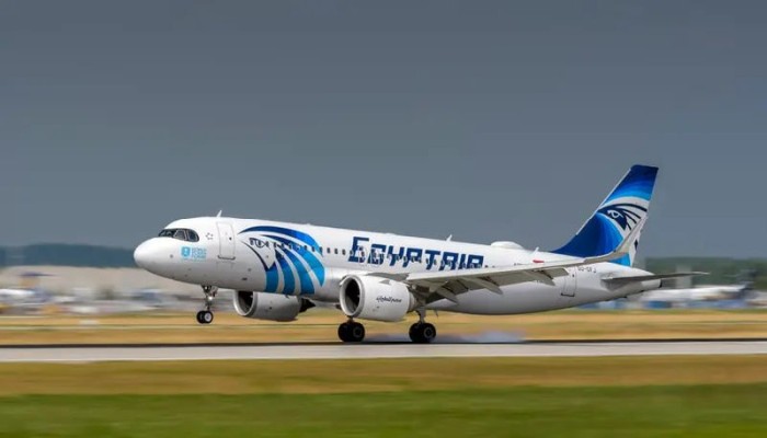 "مصر للطيران" ردا على "مشهد الإهانة": استخدام الزيّ الرسمي ليست لقطة عابرة في فيلم بل اعتداء على صورة مهنية!!