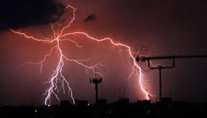 هل الهاتف المحمول يزيد من خطر التعرض للصواعق؟