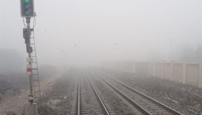 الطقس السيء يشل مصر... القطارات والمطارات والشوارع رغم تحذيرات حكومية