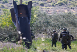 الجارديان تتساءل عن إرسال أمريكا قوات محمولة جوًا إلى الشرق الأوسط رغم حديث ترامب عن مفاوضات مع إيران؟